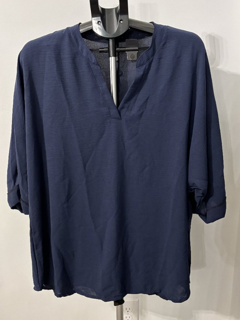Women's navy linen top. 1/2 sleeve - v-neck- tunic NEW Size L